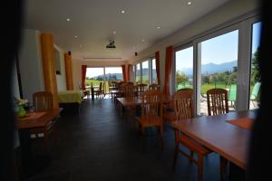 Reštaurácia alebo iné gastronomické zariadenie v ubytovaní Pension Haus Claudia