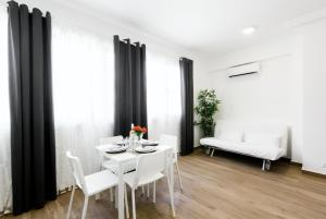 Un lugar para sentarse en Nice condo with fresh pool