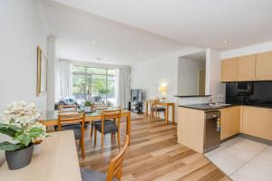 eine Küche und ein Wohnzimmer mit Tisch und Stühlen in der Unterkunft Spacious 2 Brm City-side in Turner + 3 Fotos
