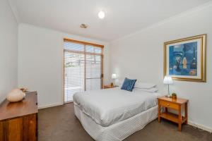 ein weißes Schlafzimmer mit einem Bett und einem Fenster in der Unterkunft Spacious 2 Brm City-side in Turner