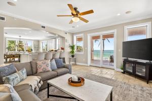un soggiorno con divano e TV a schermo piatto di Ocean Sands a Clearwater Beach