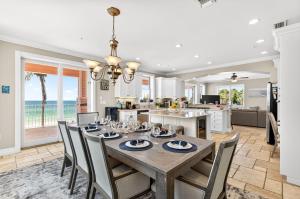 una sala da pranzo con tavolo e sedie e una cucina di Ocean Sands a Clearwater Beach