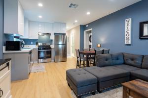 Η κουζίνα ή μικρή κουζίνα στο Cozy Spanish Duplex Near Studios