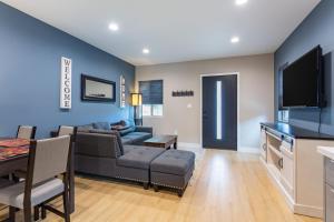 Μια τηλεόραση ή/και κέντρο ψυχαγωγίας στο Cozy Spanish Duplex Near Studios