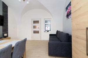 ドゥシュニキ・ズドルイにあるStorczykのソファとテーブルのあるリビングルーム