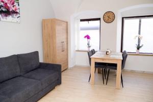 ドゥシュニキ・ズドルイにあるStorczykのソファとテーブルのあるリビングルーム