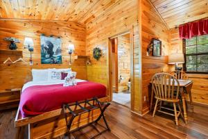 Кровать или кровати в номере Restores My Soul Cabin