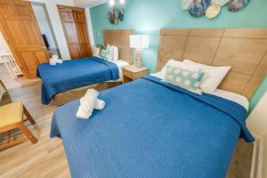 Una cama o camas en una habitación de Low Floor, Direct Oceanfront Beautiful 1BR, Pools! 47 fotos más