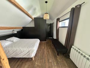 Ένα ή περισσότερα κρεβάτια σε δωμάτιο στο Appartement loft Laval centre