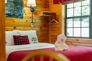 Кровать или кровати в номере My Cup Overflows Cabin