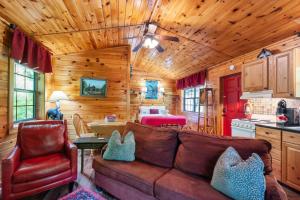 Кухня или мини-кухня в My Cup Overflows Cabin
