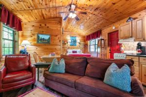 Гостиная зона в My Cup Overflows Cabin