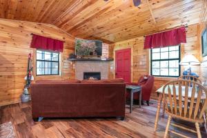 Телевизор и/или развлекательный центр в My Cup Overflows Cabin +20 фотографий