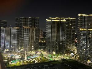 une vue d'une ville la nuit avec de grands immeubles dans l'établissement SEN Vinhome Grand Park Q9, à Long Bình