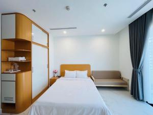 une chambre avec un lit et un canapé dans l'établissement SEN Vinhome Grand Park Q9, à Long Bình