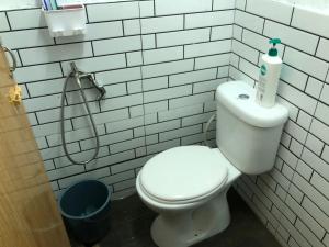 Koupelna v ubytování Ubudiyah dbangsal room stay + 4 fotografie