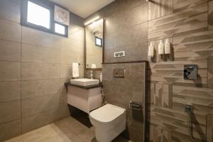 VeremSaffronStays Vento - 4BR villa with pool, elevator, chic interiors & sunlit spaces, near Candolim, Calangute & Baga的带马桶和水槽的浴室