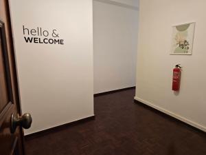 un muro bianco con un idrante antincendio sopra di Blife Lusitanya - private rooms at Santantonya 1st floor a Faro Altre 10 foto