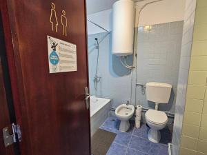 un bagno con wc e bidet di Blife Lusitanya - private rooms at Santantonya 1st floor a Faro