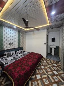 a bedroom with a large bed and a sink at Hills Sunshine Home Stay in Rānsi