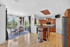 Η κουζίνα ή μικρή κουζίνα στο Luxury Home with 5 BR, 9 Beds, 4BA, sleep 12, AC, Crib
