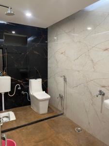 een badkamer met toilet en wastafel bij Anugrah Homestay in Varanasi +10 foto's