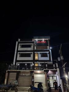 Το κτήριο όπου στεγάζεται  το πανδοχείο +7 φωτογραφίες