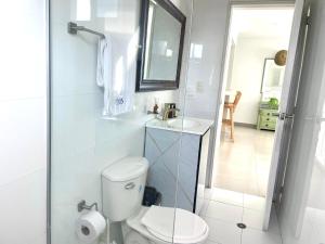 Ένα μπάνιο στο Ocean view apartment in a great location