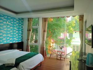 Una cama o camas en una habitación de catba island hotel