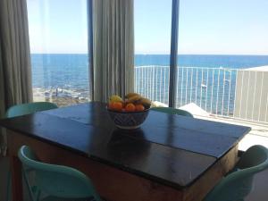 a bowl of fruit on a table in front of a window at Sargo, vistas espectaculares entre mar y volcán in Punta de Mujeres