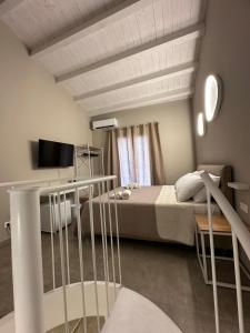 a small room with a bed and a tv at House Spa Palermo in Palermo