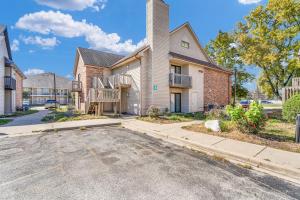 una casa con una torre en una calle en Hotel O Suites & Conference Centre Urbana-Champaign University, en Urbana