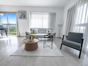 Χώρος καθιστικού στο Shoreline Urban Suite