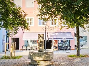a fountain in front of a pink building at NEU! KINGS-Apartment - 300m zum Bahnhof - 6 Personen - Küche - Gerberplatz in Memmingen