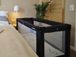 Afbeelding uit fotogalerij van NEU! KINGS-Apartment - 300m zum Bahnhof - 6 Personen - Küche - Gerberplatz in Memmingen +28 foto's