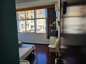 una piccola stanza con un letto e una finestra di Blife Lusitanya - private rooms at Santantonya 1st floor a Faro