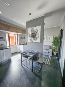 A kitchen or kitchenette at Appartamento Elegante