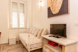 a living room with a couch and a television at Suite900 - Apartment Premium Suite in Arezzo