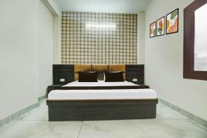 Ένα ή περισσότερα κρεβάτια σε δωμάτιο στο Hotel O J Classic +21 φωτογραφίες