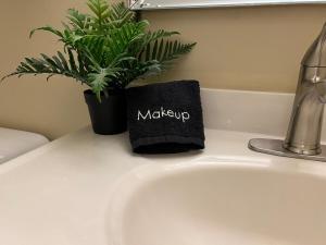 Afbeelding uit fotogalerij van Bright 2 BR pet friendly, KING bed, WiFi,2 parking in Kitchener