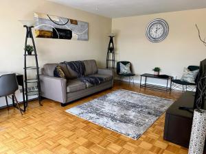 Afbeelding uit fotogalerij van Bright 2 BR pet friendly, KING bed, WiFi,2 parking in Kitchener