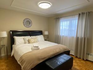 Afbeelding uit fotogalerij van Bright 2 BR pet friendly, KING bed, WiFi,2 parking in Kitchener +8 foto's