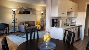 Η κουζίνα ή μικρή κουζίνα στο Bright 2 BR pet friendly, KING bed, WiFi,2 parking +8 φωτογραφίες