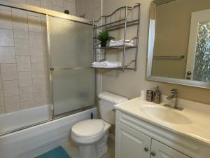 Ένα μπάνιο στο Bright 2 BR pet friendly, KING bed, WiFi,2 parking