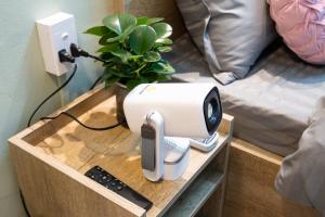 un sèche-cheveux blanc sur une table en bois à côté d'un lit dans l'établissement Saigon Downtown Home - 100m to Nguyen Hue Walking Street, à Hô-Chi-Minh-Ville 80 autres photos