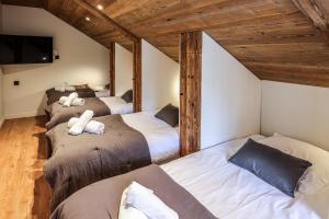 ブリアンソンにあるChalet L Altizoard serre chevalierの木製天井のドミトリールーム ベッド4台