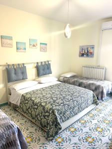 ein Schlafzimmer mit zwei Betten und einem Teppich in der Unterkunft Luxury Apartment Vanacore in Castelnuovo Cilento