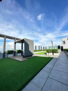 rendu d'un bâtiment avec une pelouse verte dans l'établissement KL 7-9 Pax Lux&Premium Near Farm In The City, à Gua Sai