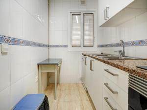 Кухня или мини-кухня в Parellades Apartment by Hello Homes Sitges
