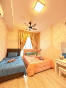 une chambre avec deux lits et un ventilateur de plafond dans l'établissement KL 7-9 Pax Lux&Premium Near Farm In The City, à Gua Sai 61 autres photos